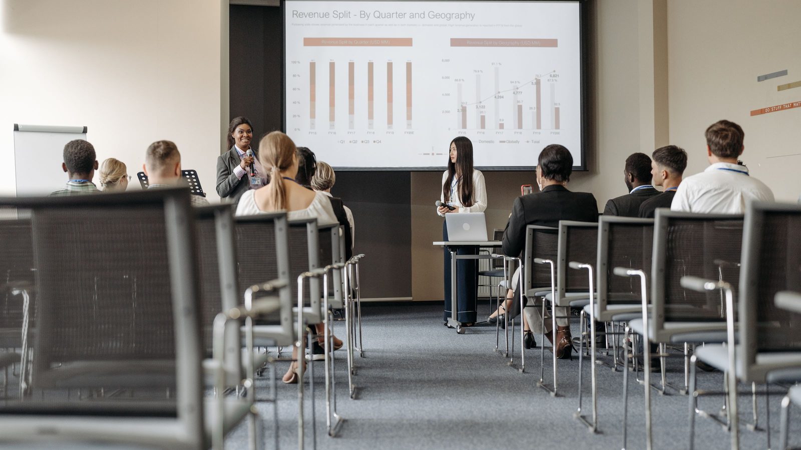 Cosa guardano gli investitori in un pitch deck: immagine editoriale sul tema cosa guardano investitori pitch deck