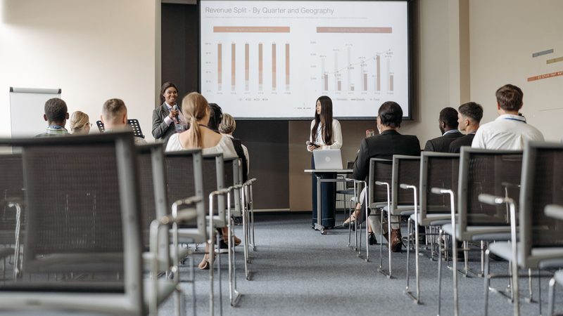 Cosa guardano gli investitori in un pitch deck: immagine editoriale sul tema cosa guardano investitori pitch deck