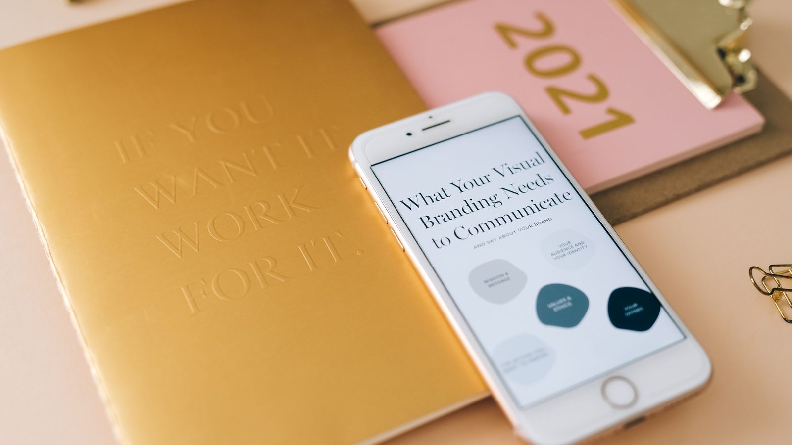 Email agli investitori: immagine editoriale sul tema email investitori startup