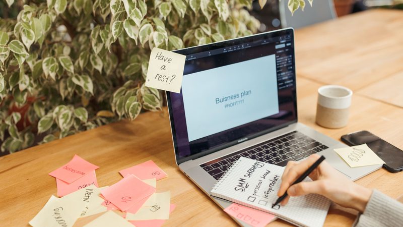Milestone Startup: immagine editoriale sul tema milestone startup