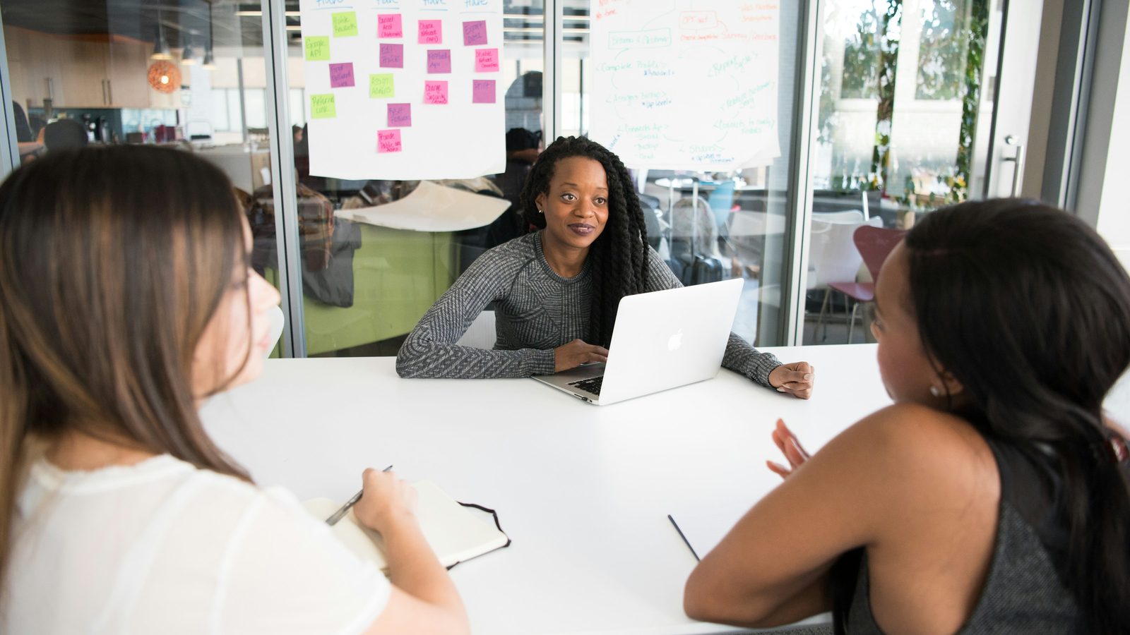 Team Slide nel Pitch Deck: immagine editoriale sul tema team slide pitch deck